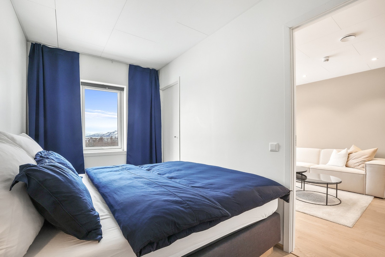 Det er god plass til dobbeltseng med nattbord på hver side, og garderobeskap. Galleribilde