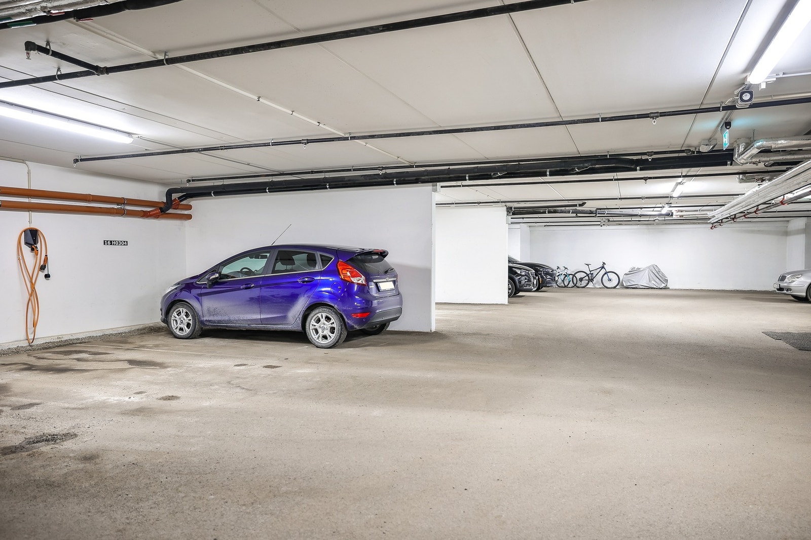 Leiligheten disponerer en biloppstillingsplass i felles garasje med uttak for lading av elbil. Galleribilde