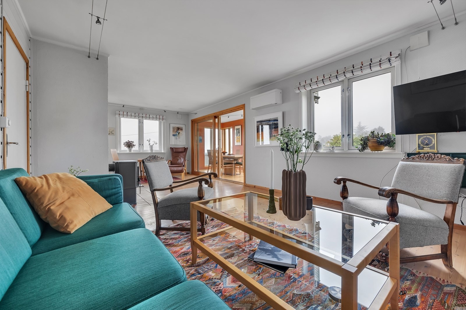 Stue og spisestue med godt lysinnslipp Galleribilde