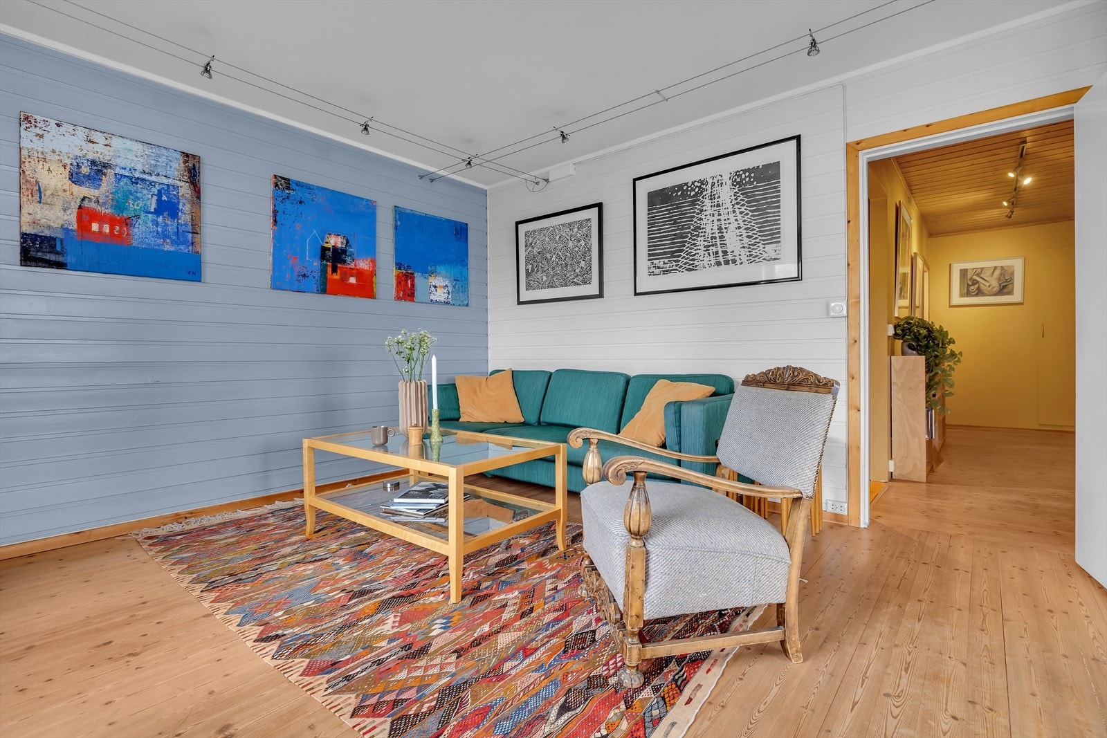 Mye av boligens sjel er ivaretatt ved at man har valgt å beholde mye av de originale overflatene Galleribilde