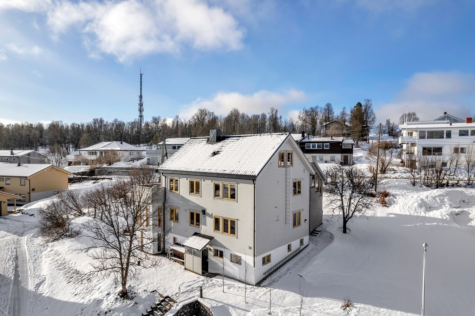 De to boligene i bygget har en romslig, flott hage med plenareal og diverse beplantning Galleribilde