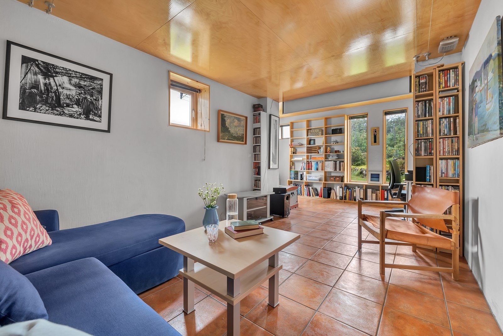 Tv-stue/bibliotek 0.etg med varmekabler og flis også her Galleribilde