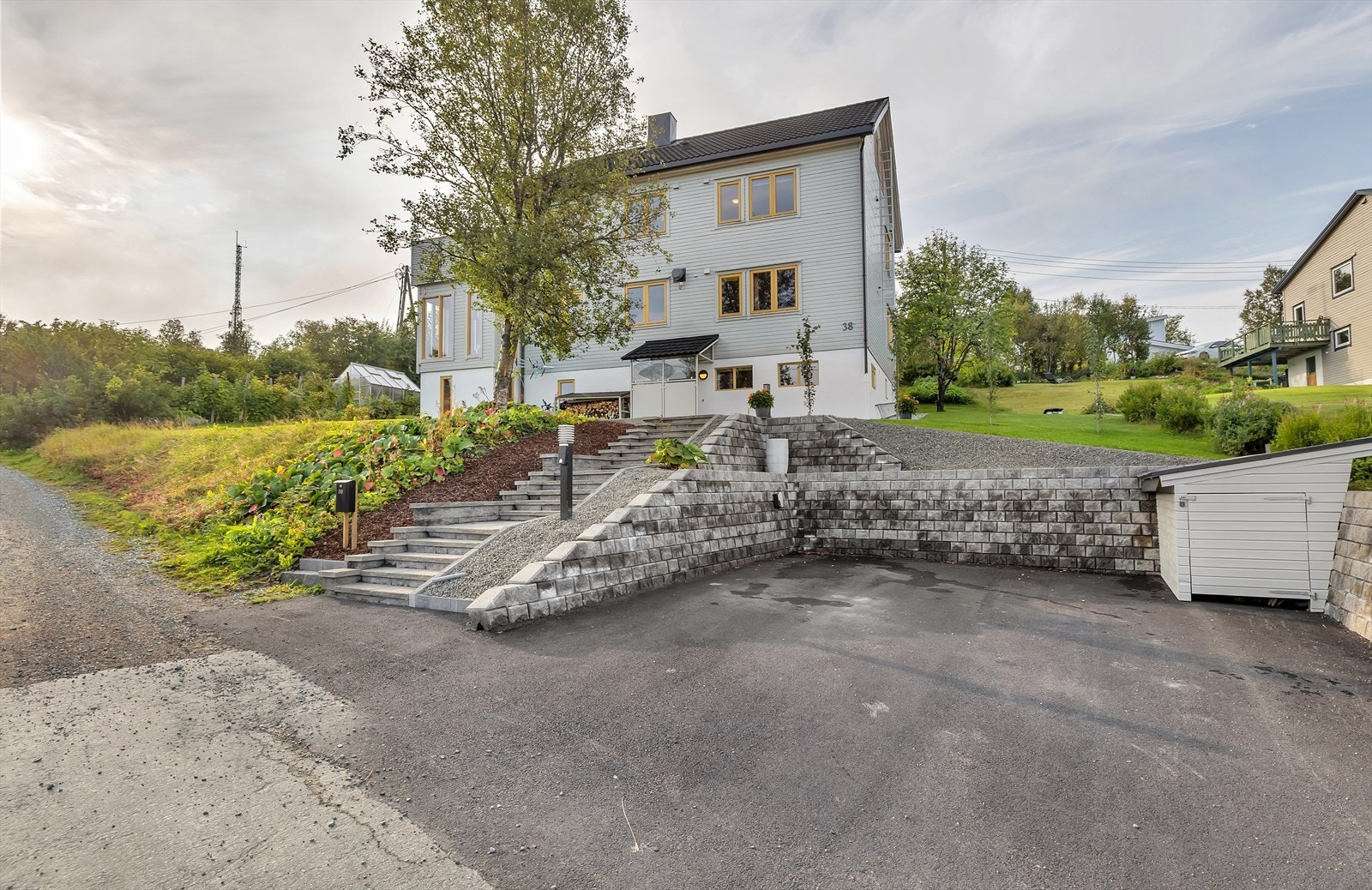 Fint opparbeidet parkering og adkomst trapp i stein Galleribilde