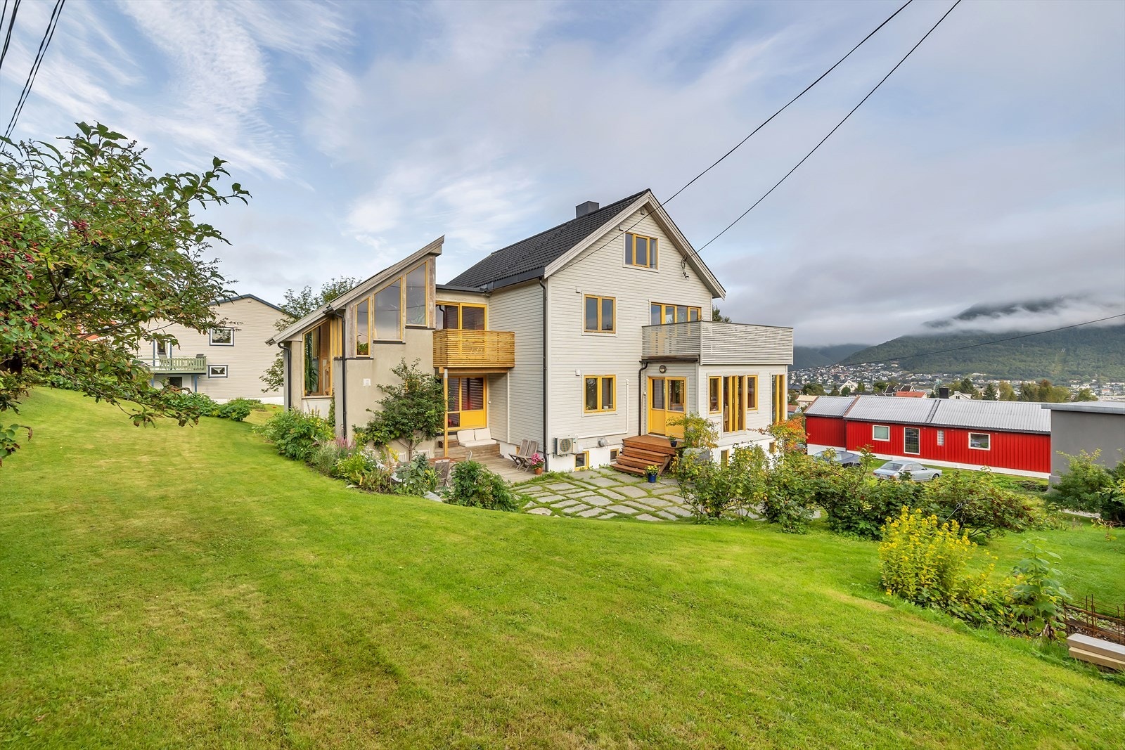 Velkommen til Lars Hagerups veg 38, en innholdsrik halvpart av tomannsbolig like ovenfor Tromsø sentrum! Galleribilde