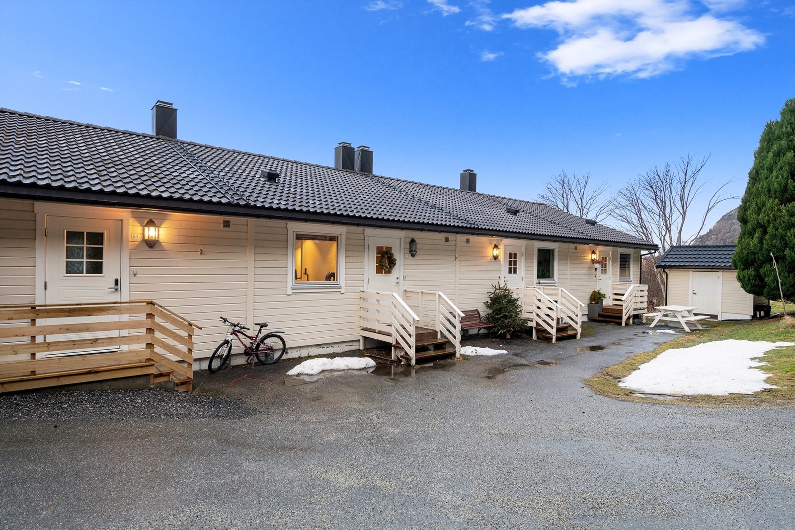 Inngangsparti. Bygget består av 4 leiligheter. Den aktuelle er nr 2 fra venstre. Galleribilde