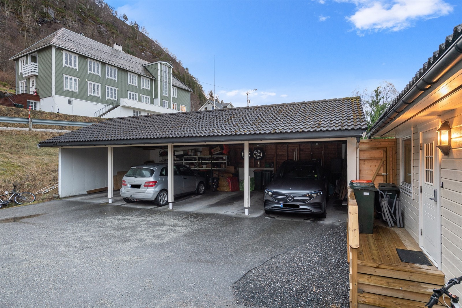 Meget lettvint med carport rett utenfor inngangsdøra Galleribilde