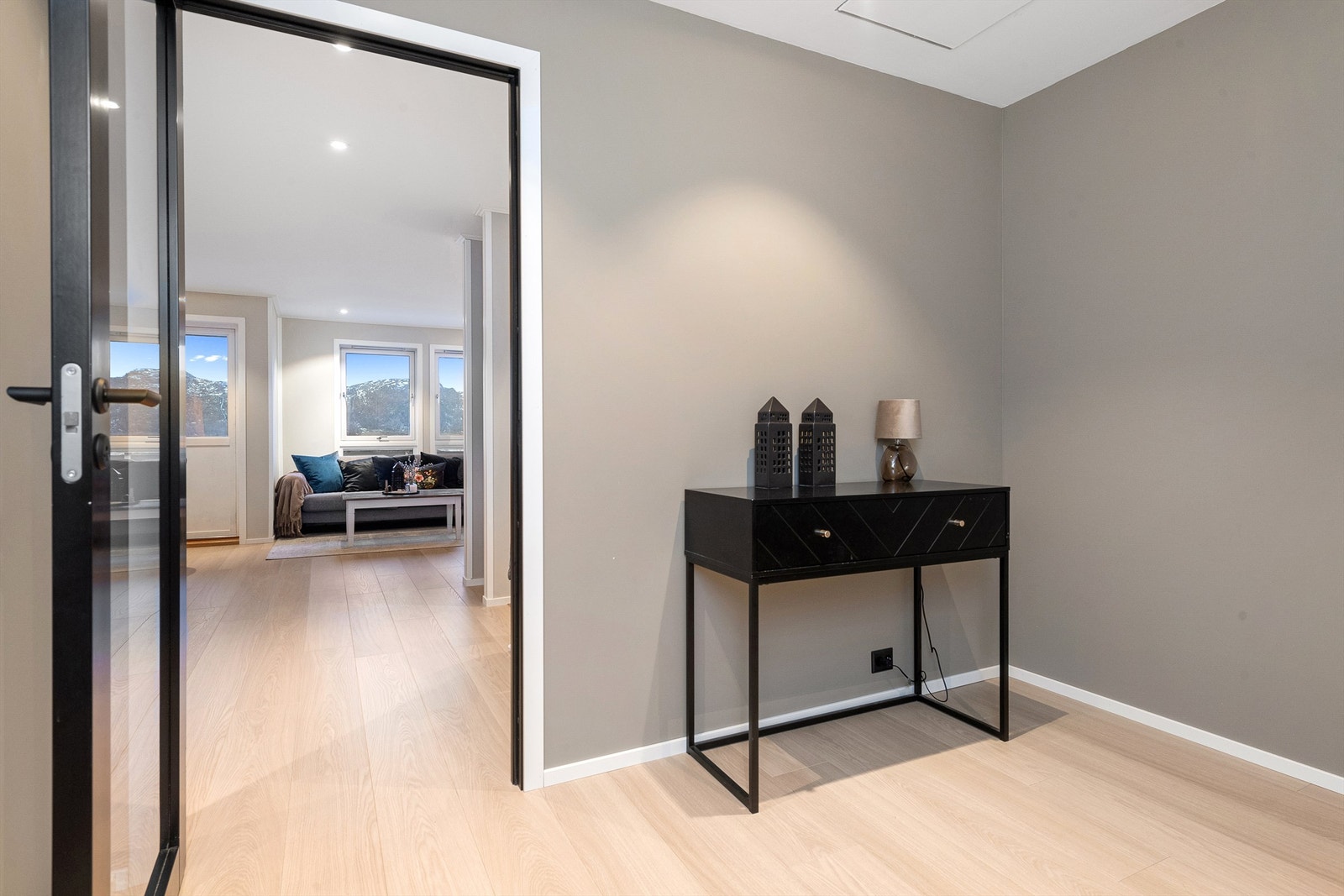 Utsikten viser seg frem allerede i entréen. Det er lagt nytt gulv (Pergo Lillehammer beige oak) i nesten hele leiligheten. Galleribilde