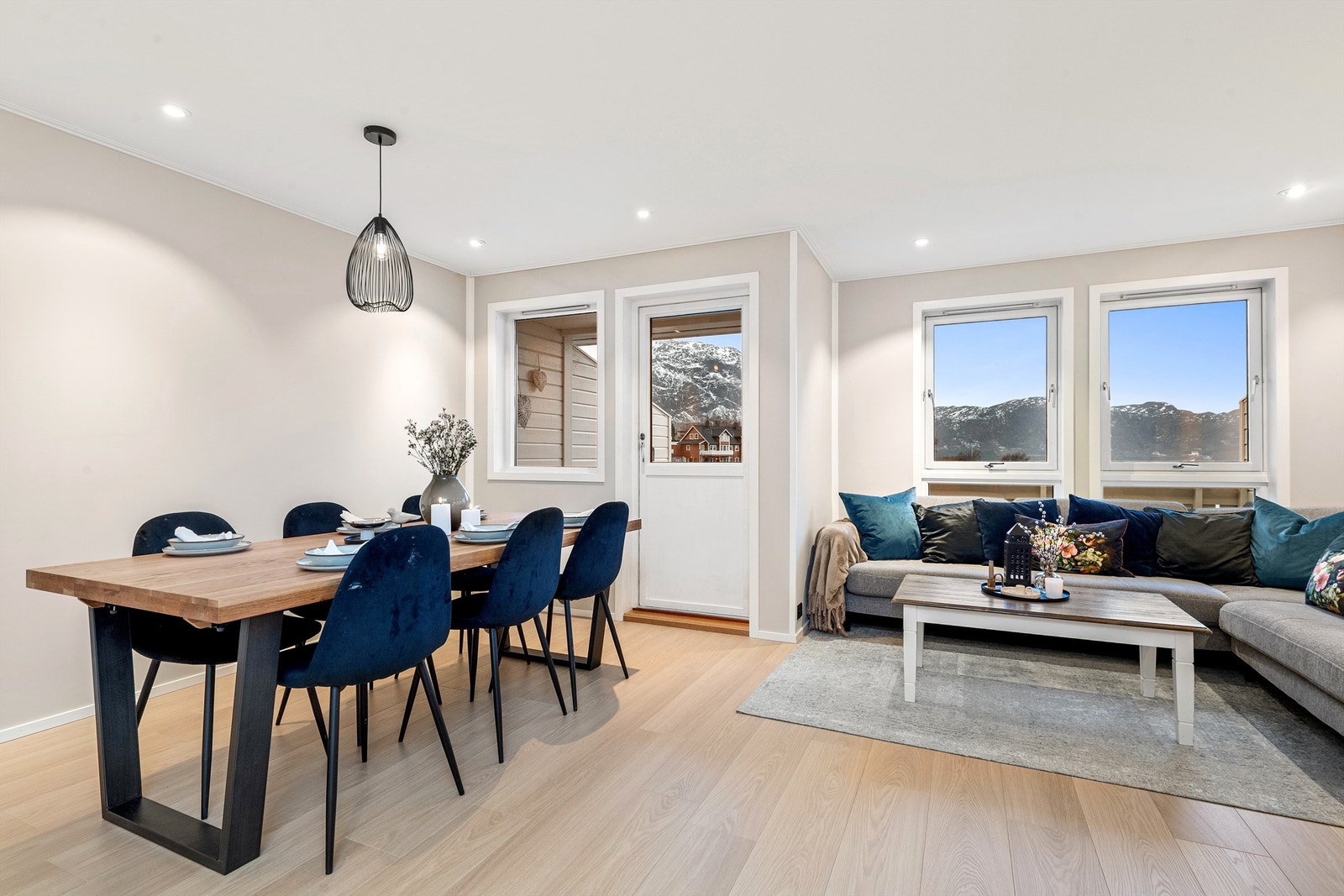 Fin og romslig stue med utgang til veranda Galleribilde