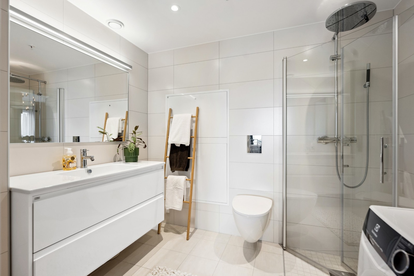 Begge badene i leiligheten er i moderne standard med flislagte overflater og vannbåren gulvvarme Galleribilde