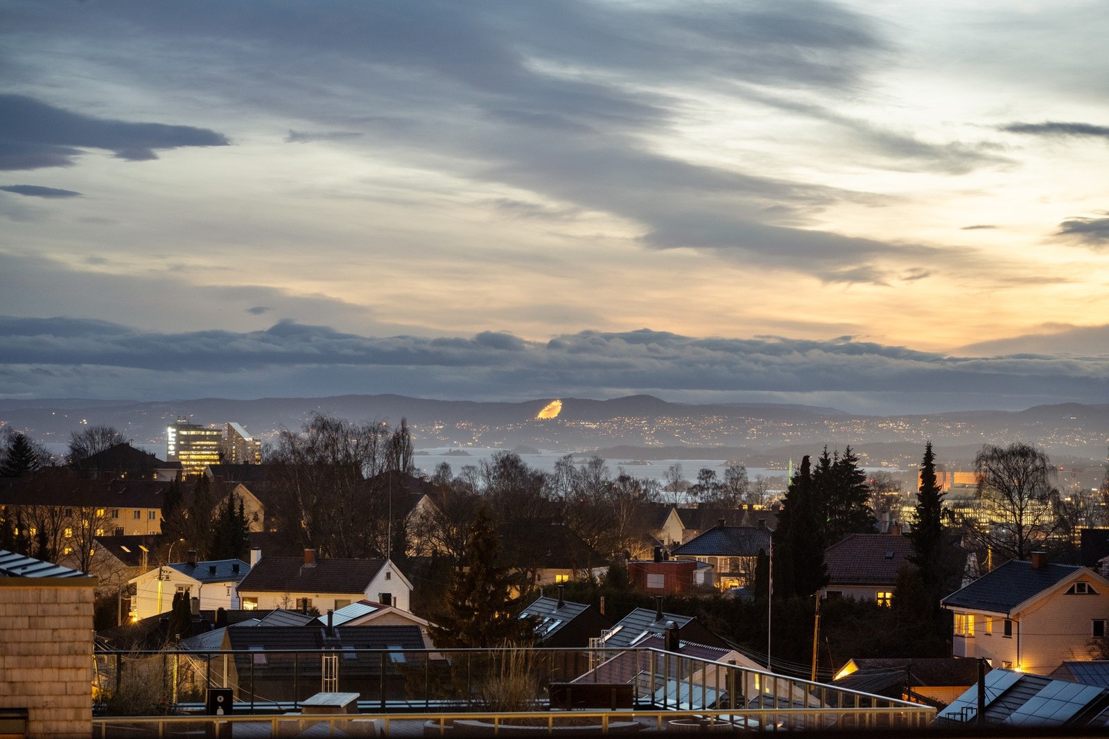 Her har du vidstrakt utsikt fra den store takterrassen. Det er også sjøgløtt fra innsiden av leiligheten Galleribilde