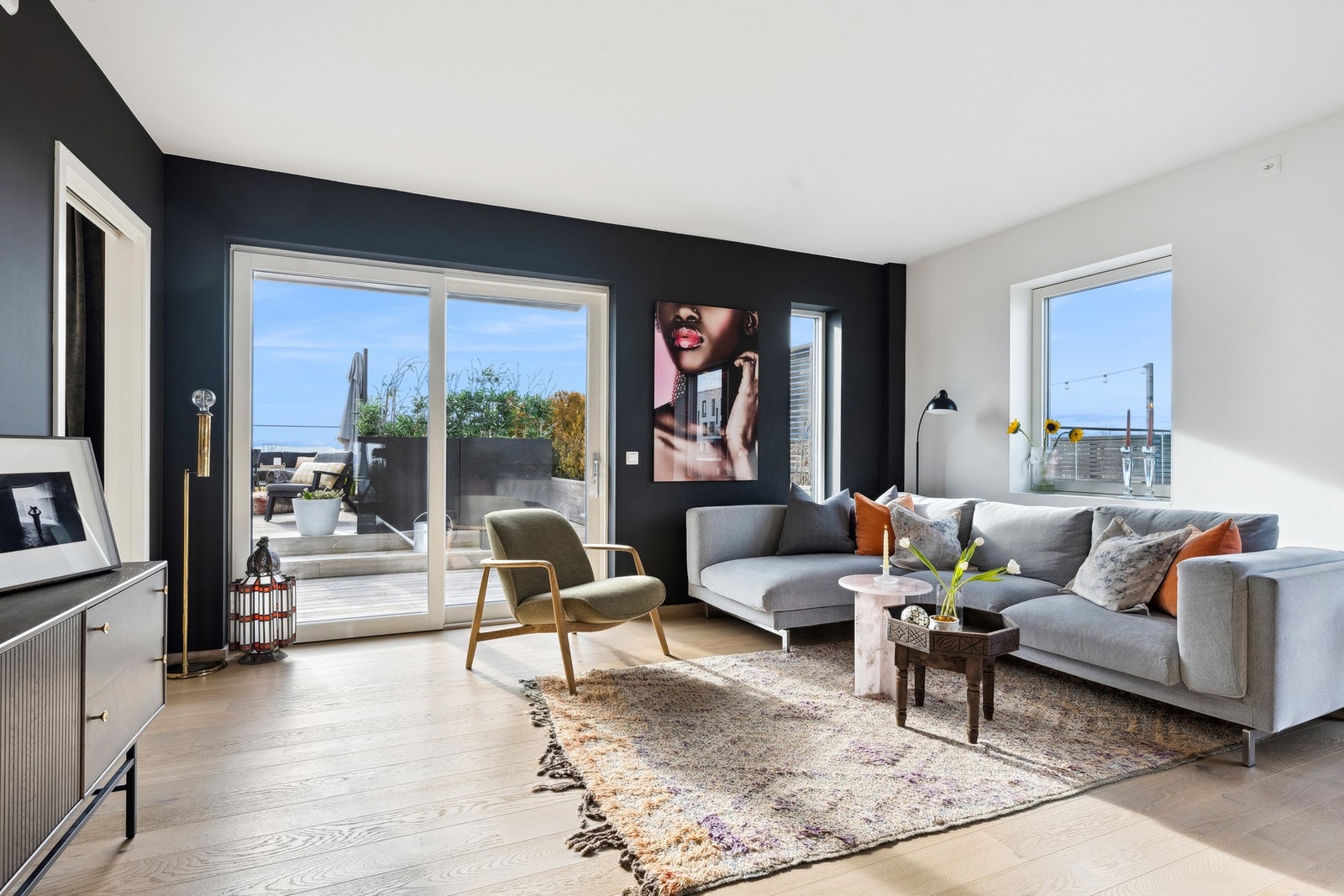 Stuen er praktisk og romslig med god plass til både sofa og spisestue Galleribilde