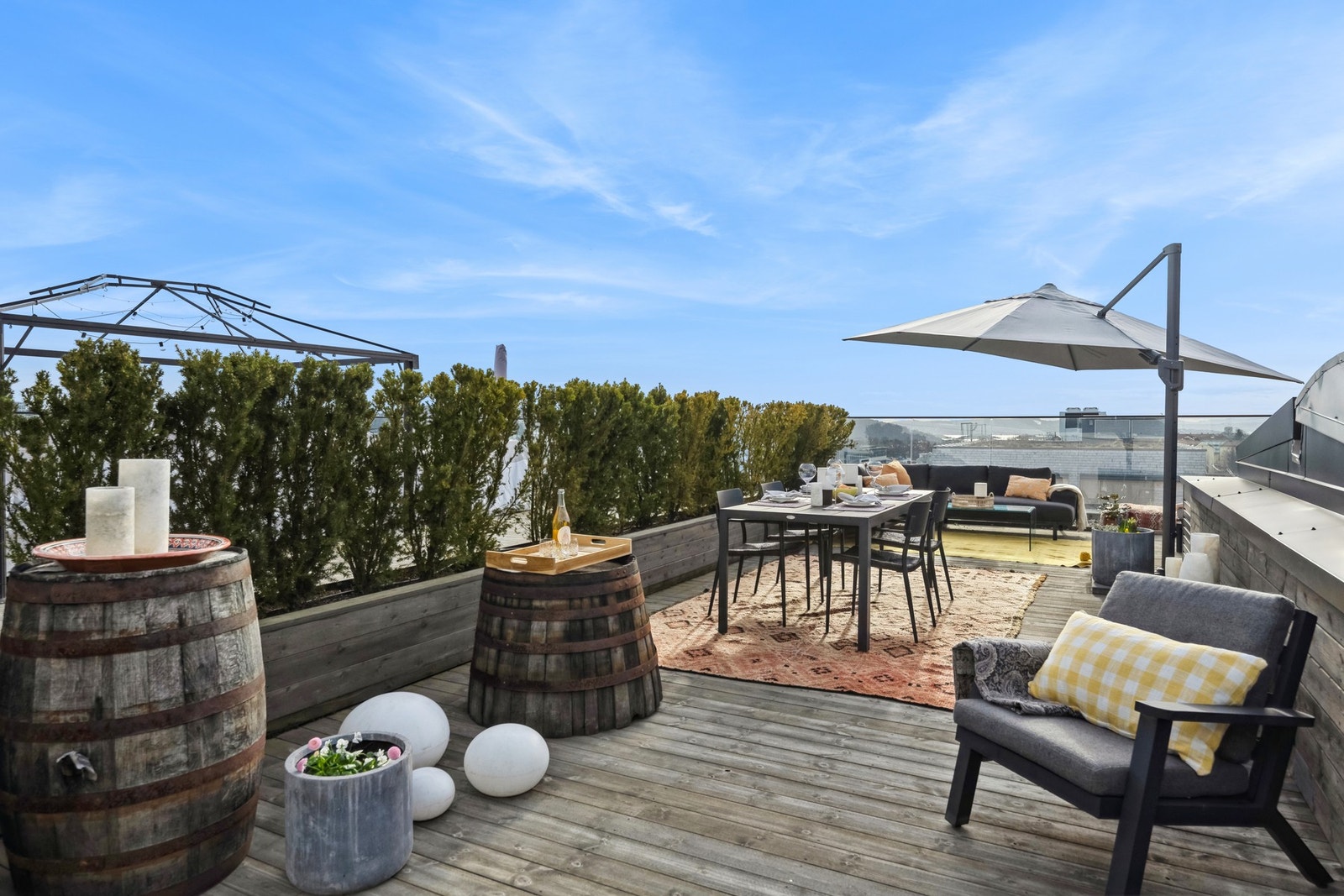 Her kan du både ha hyggelige samlinger med venner og familie, eller bare slappe av med en god bok i solen Galleribilde