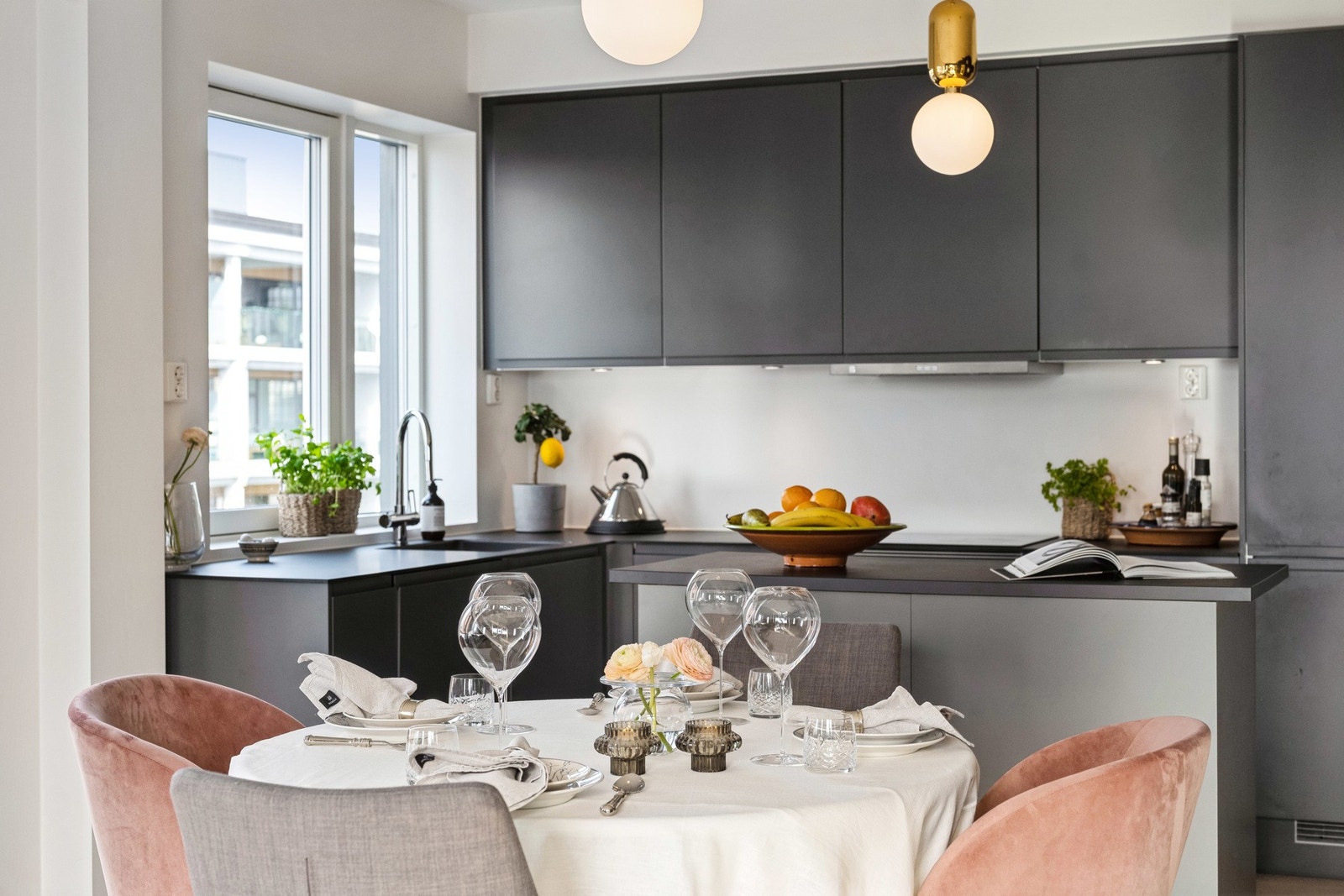 Kjøkkenet kombinerer smart design med praktiske løsninger Galleribilde