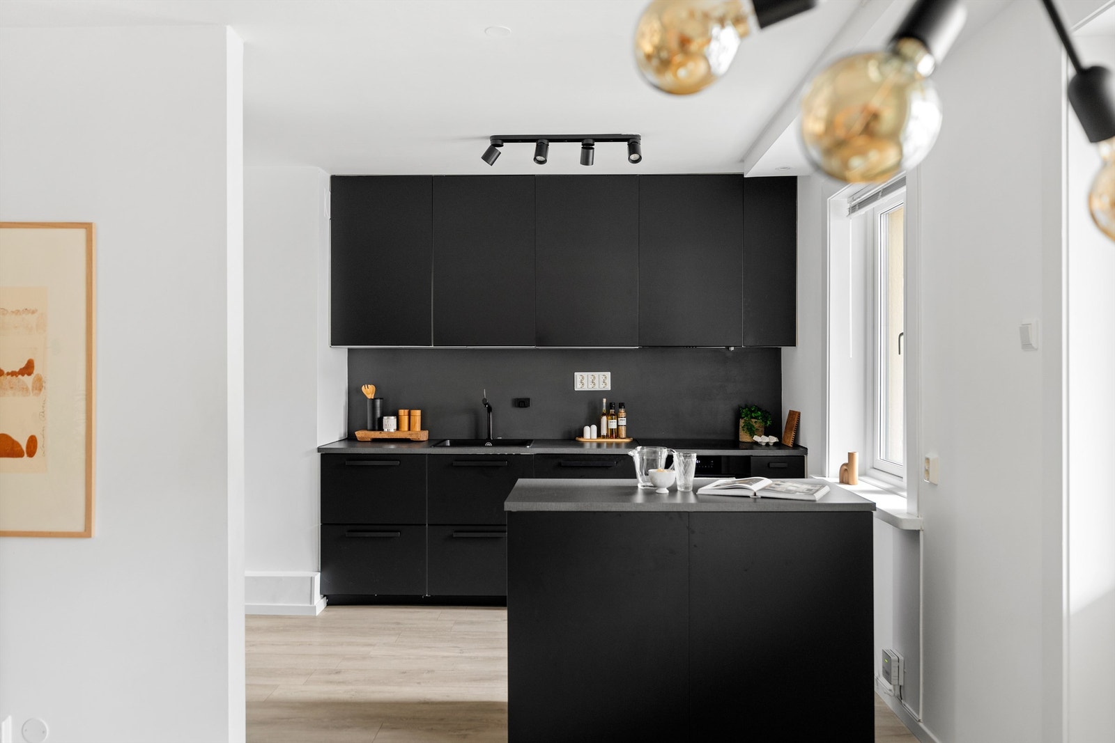 Flott og delikat leilighet i Teisen Vest Borettslag med sentral og attraktiv beliggenhet med gangavstand til flere buss- og T-baneforbindelser som tar deg raskt inn til sentrum og ut av Oslo. Galleribilde