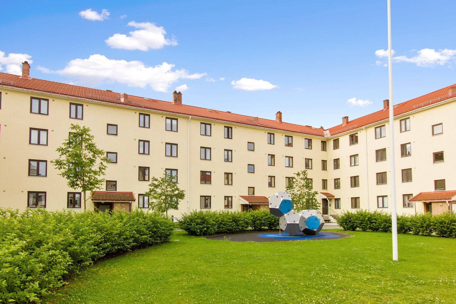 Teisen Vest Borettslag er beliggende i populære omgivelser på Teisen/Helsfyr. Det nærmeste nabolaget består først og fremst av borettslagets egen bebyggelse som omgis av store grøntarealer til felles bruk av beboerne. Galleribilde