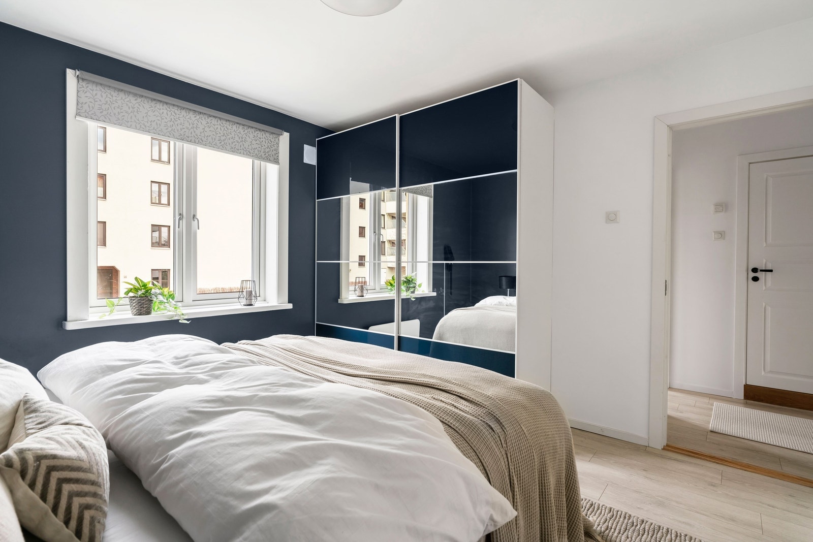 Delikat og praktisk innredet med romslig garderobeløsning. Galleribilde