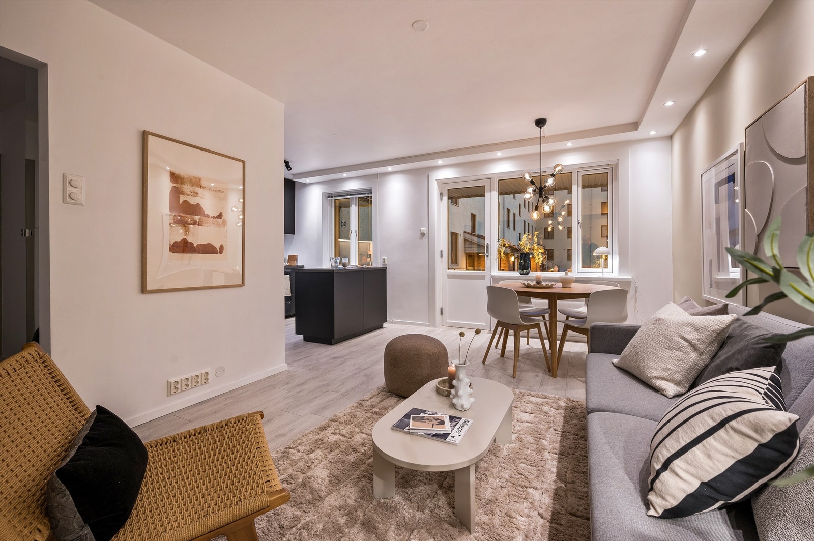 Innbydende stue i åpen og sosial løsning med kjøkkenet. Her er det naturlig plass til spisestuemøblement i tilknytning til både stue og kjøkken samt stuemøblement som sofa med tilhørende salongbord og tv-seksjon. Galleribilde