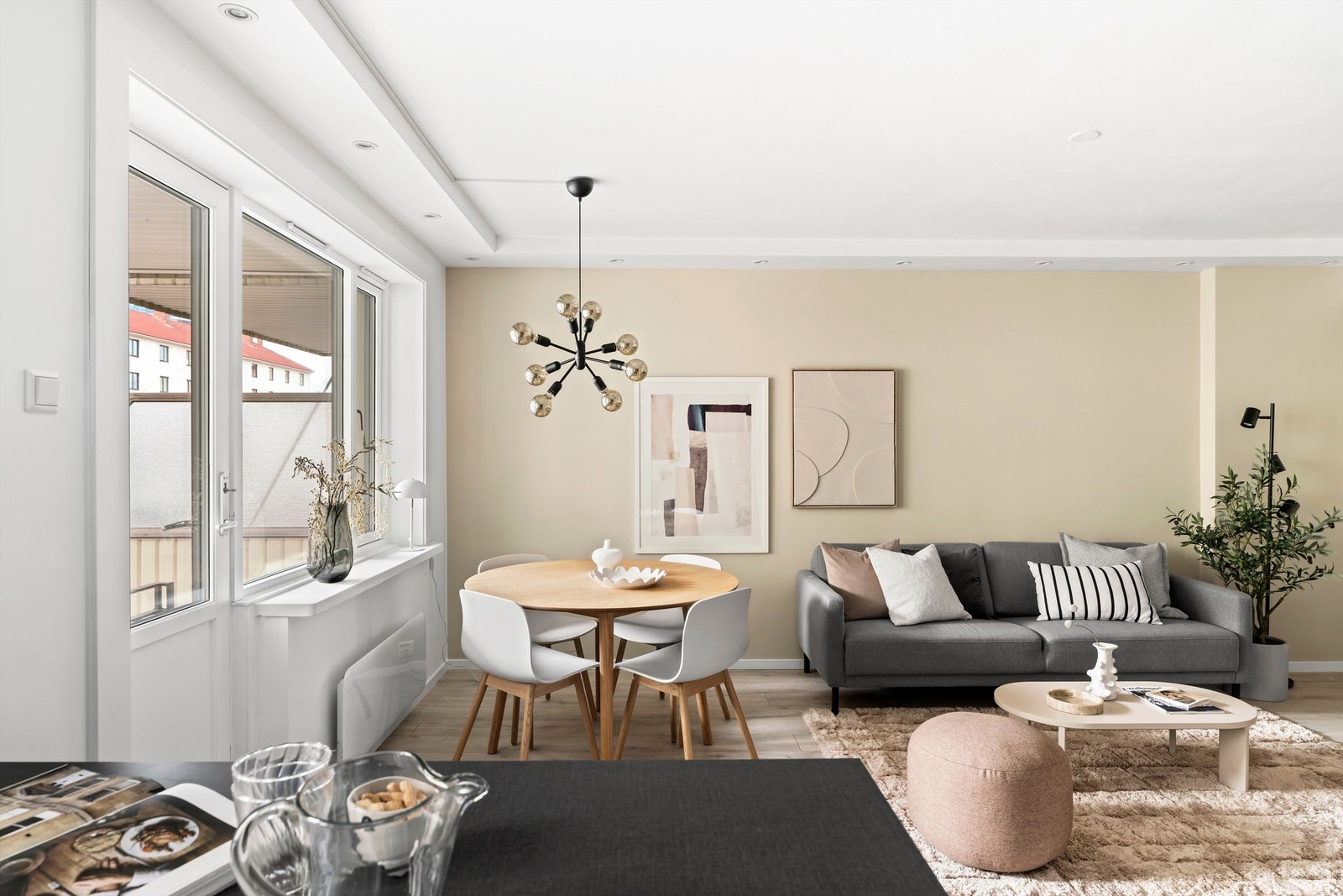 Tidløst og moderne kjøkken fra 2020 i åpen og sosial løsning med stuen. Galleribilde