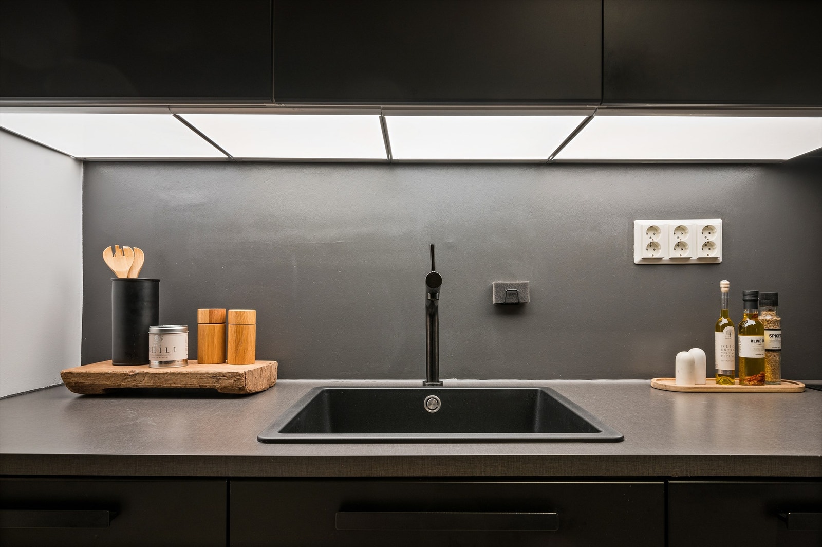 Godt med belysning under overskapene. Galleribilde