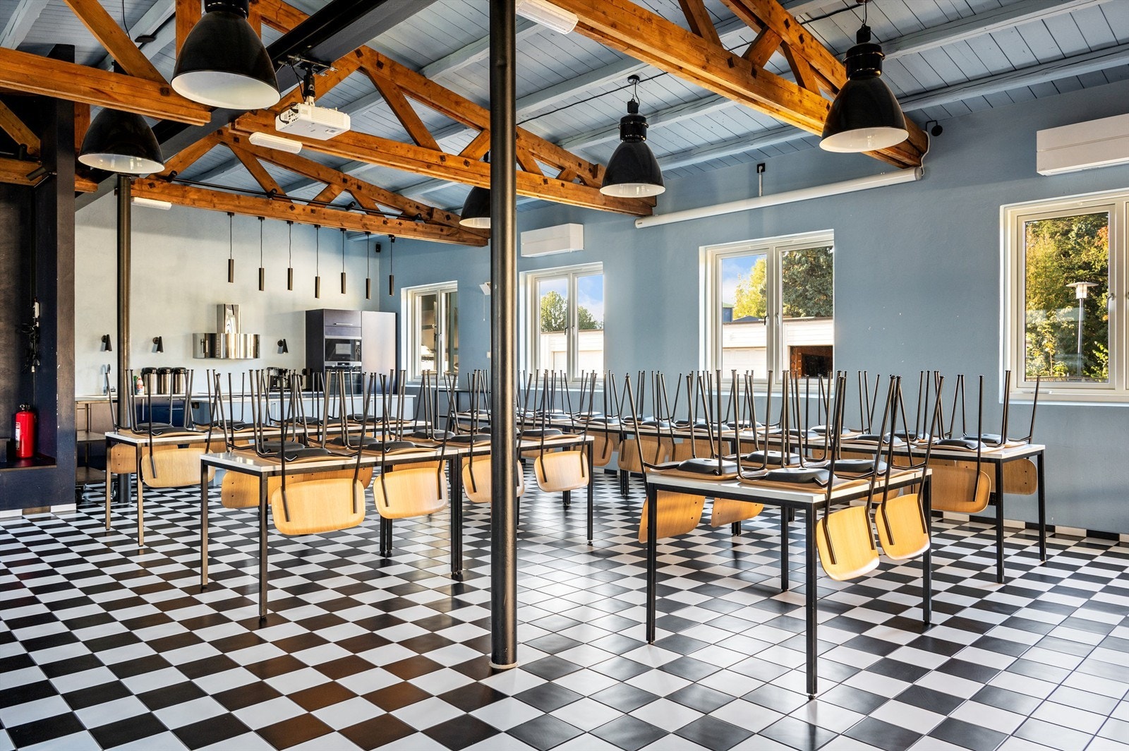 Selskapslokalet ble pusset opp i 2022, er rimelig å leie og har stoler nok til å ha opp til 90 gjester. Galleribilde