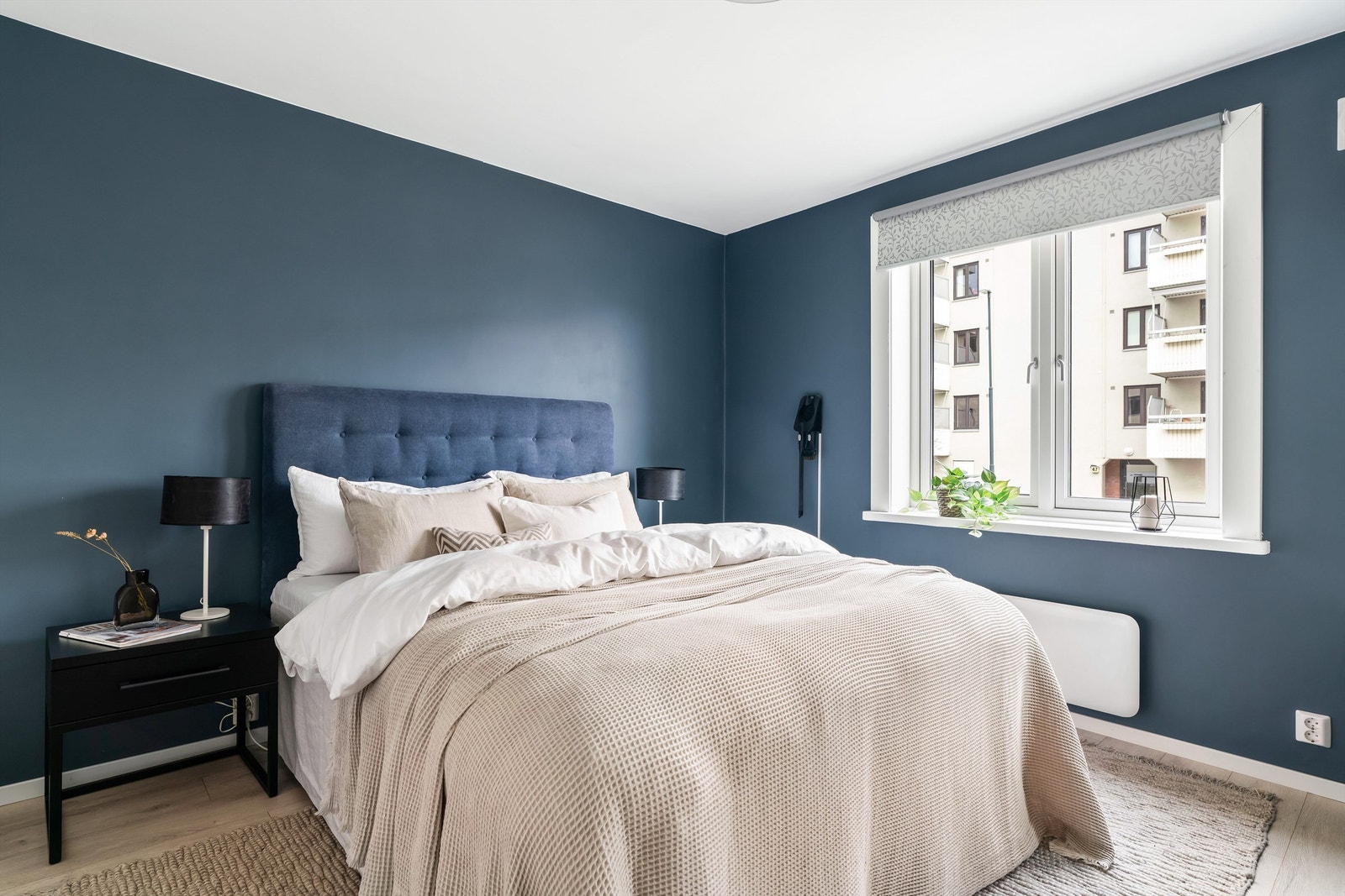 Hovedsoverommet er romslig og byr på god plass til dobbeltseng med tilhørende nattbord. Veggene er malt i en lun farge som gir en deilig atmosfære å sove i, i tillegg til stort vindu gjør rommet lyst og luftig. Galleribilde