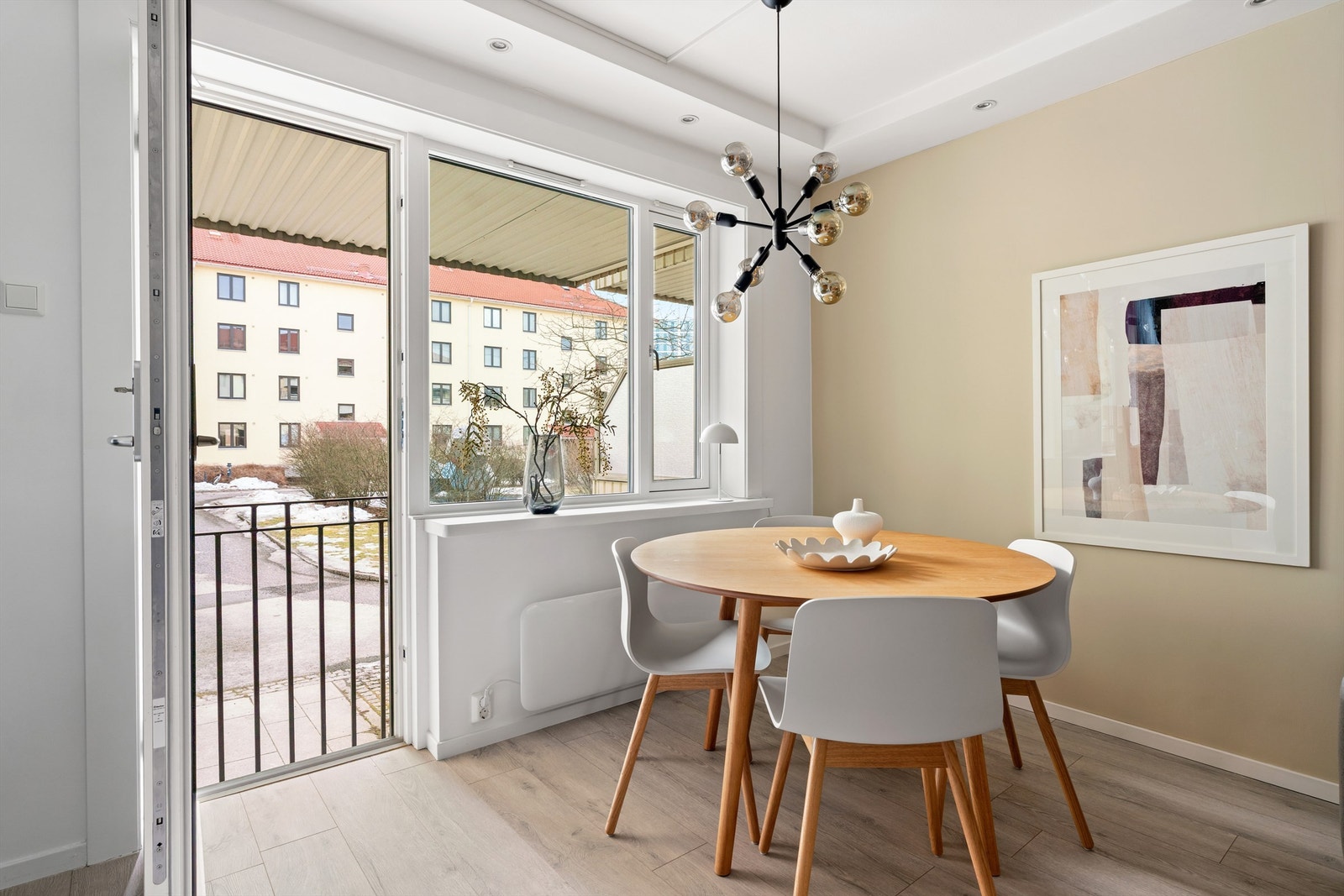 Stuen har en vestvendt fransk balkong med hyggelig utsyn. Galleribilde