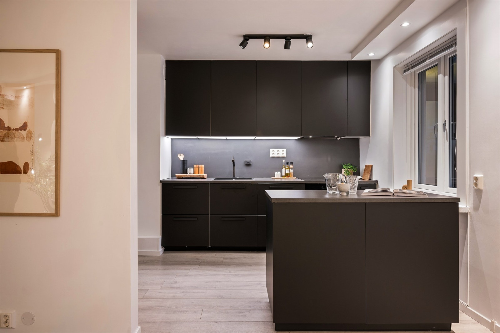 Kjøkkenet er fra 2020 og holder god standard. Galleribilde