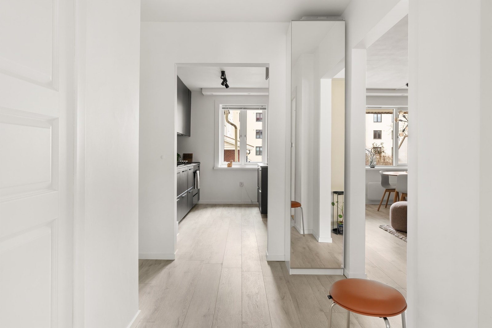 I entréen er det god plass til oppbevaring av sko og yttertøy. Entréen gir deretter videre adkomst til kjøkken, stue, bad og begge soverom. Galleribilde