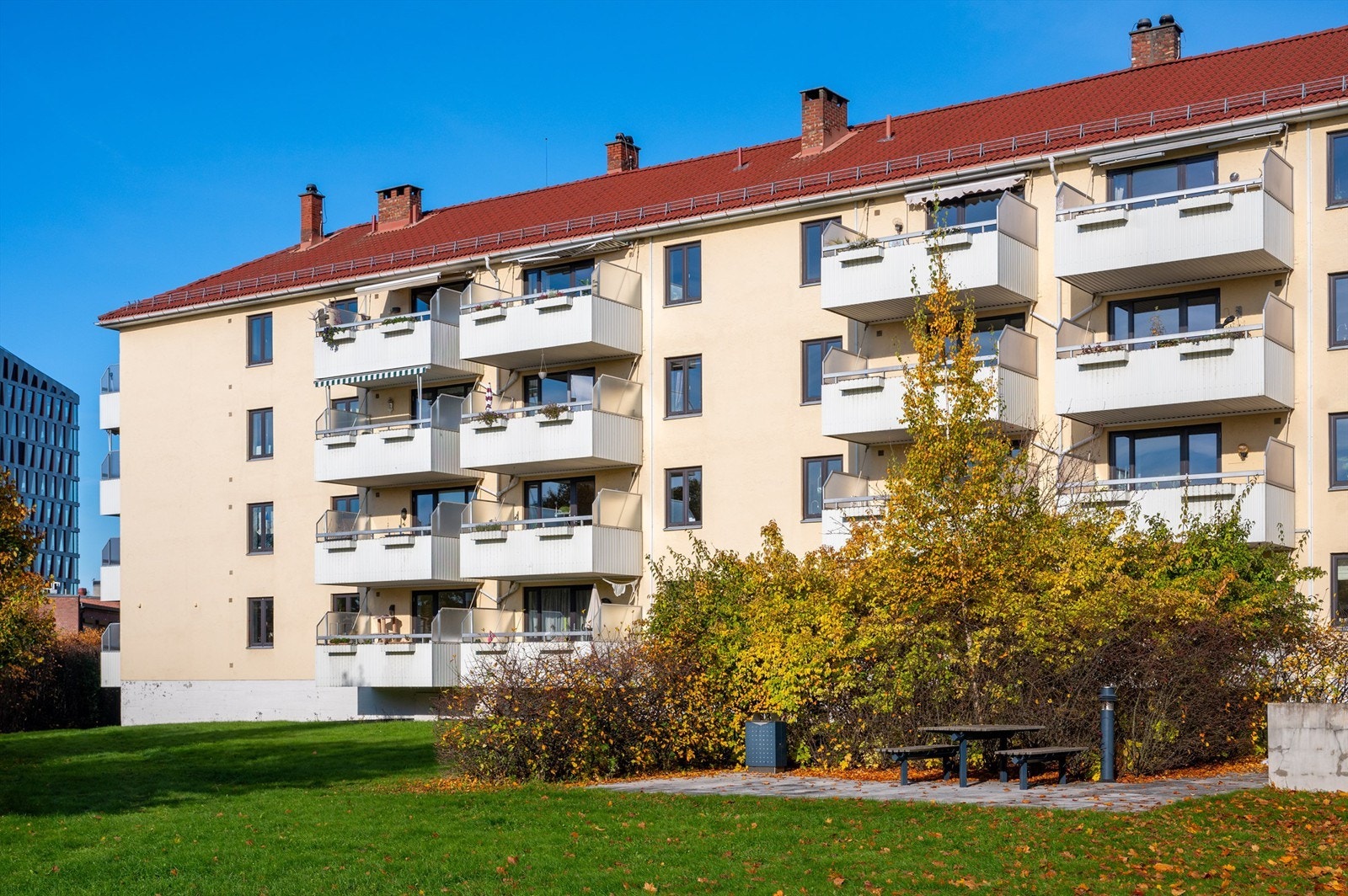 Borettslagets tomt er helt uten gjennomgangstrafikk og nylig påkostet med nye lekeplasser for de yngste. Galleribilde