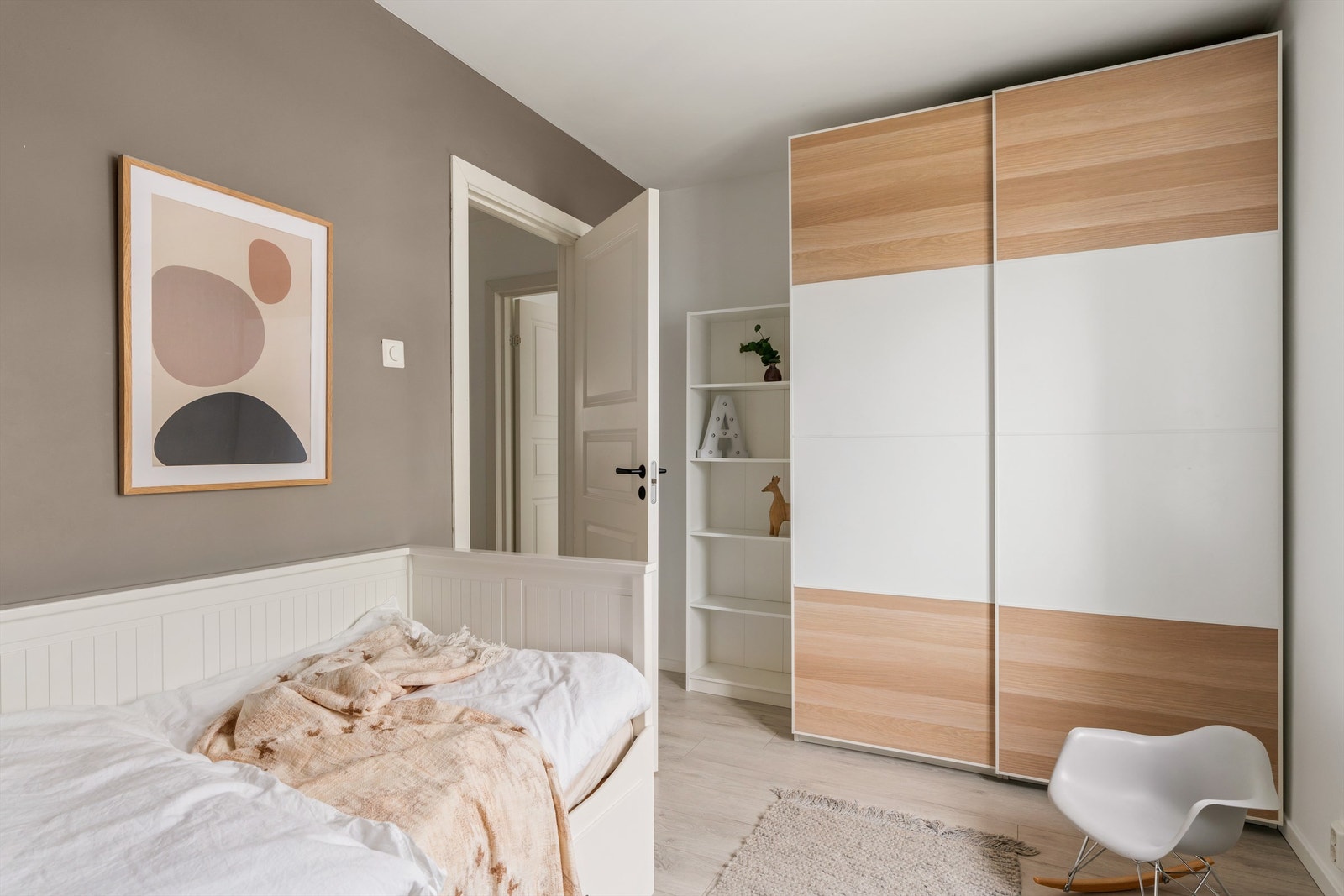 Rommet er naturligvis fleksibelt i bruk og passer perfekt som gjesterom, barnerom eller kontor. Galleribilde