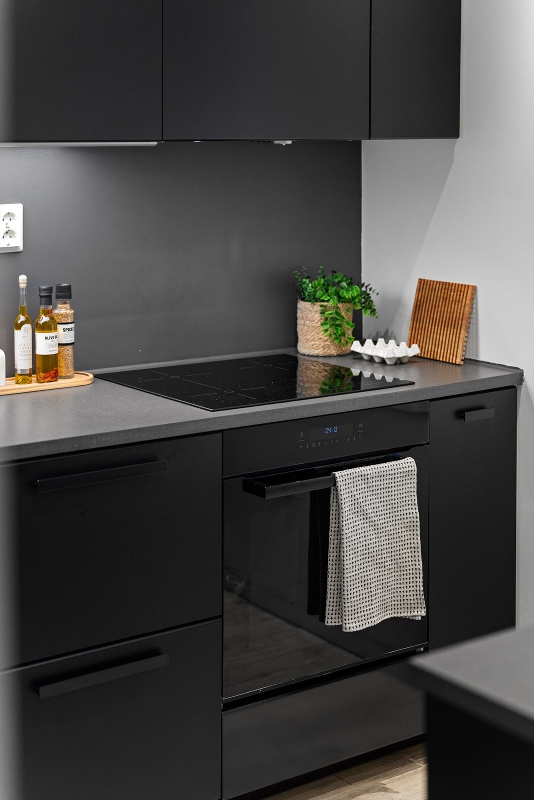 Hvitevarene er integrerte med keramisk platetopp, stekeovn, oppvaskmaskin og kjøleskap. Ventilator med belysning over koketopp. Galleribilde