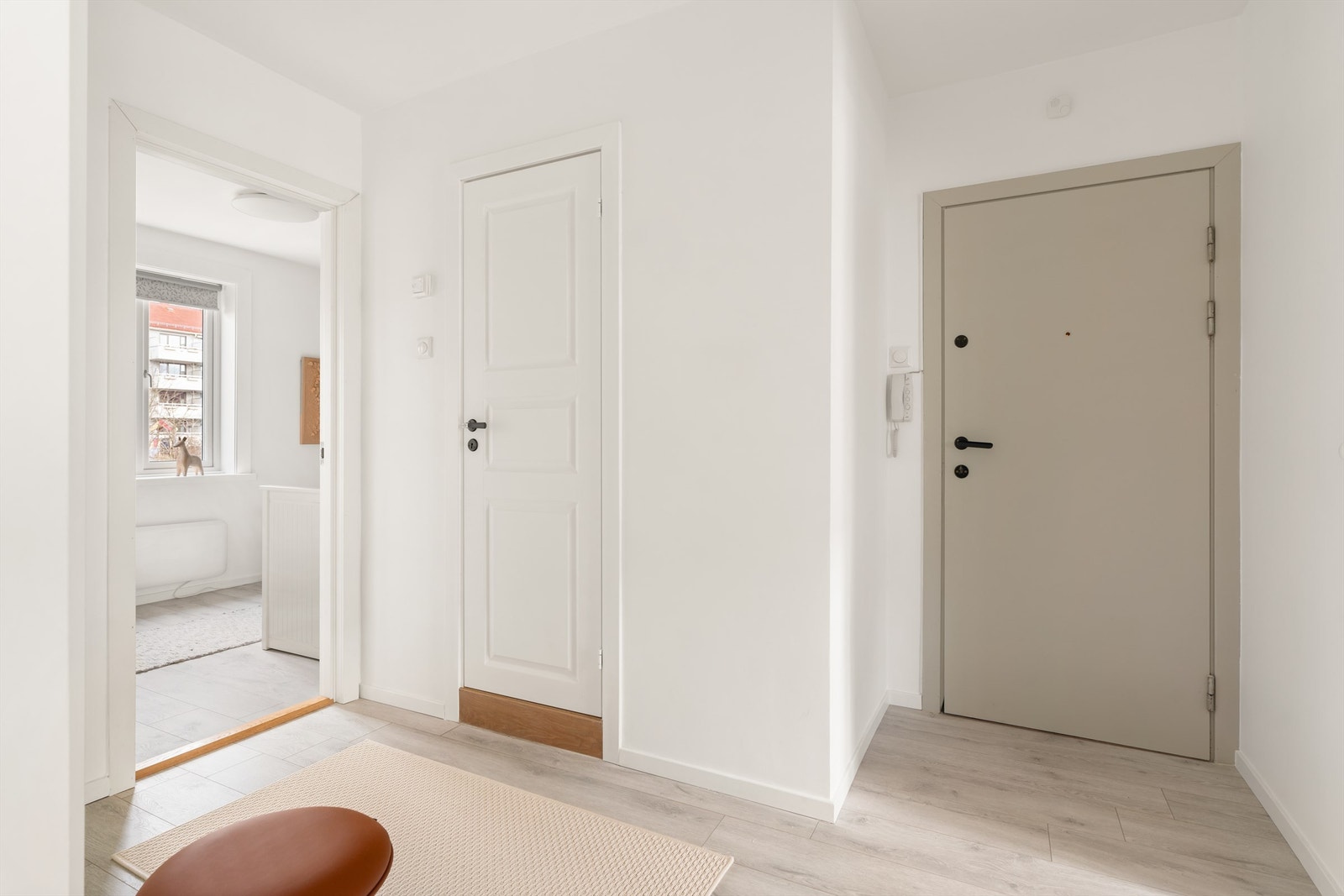 Velkommen inn! Innbydende entré som er med på å gi et godt førsteinntrykk av leiligheten. Galleribilde