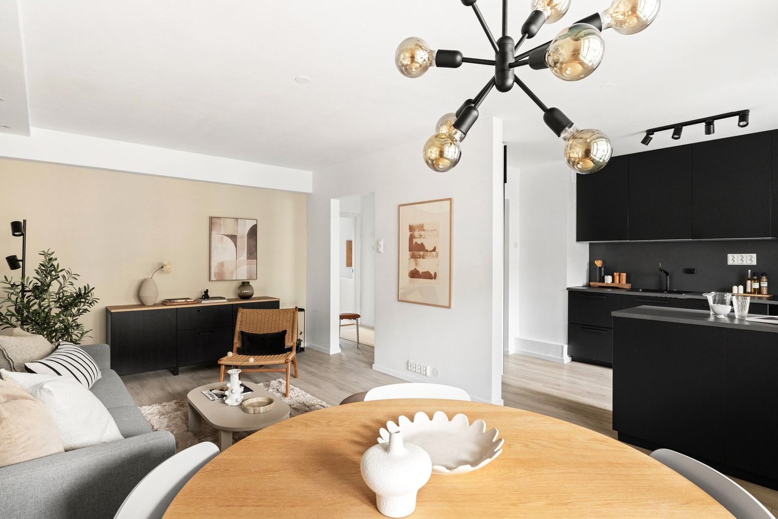 Rommets utforming sørger allikevel for at kjøkkenet oppleves noe skjermet fra resten av rommet. Galleribilde