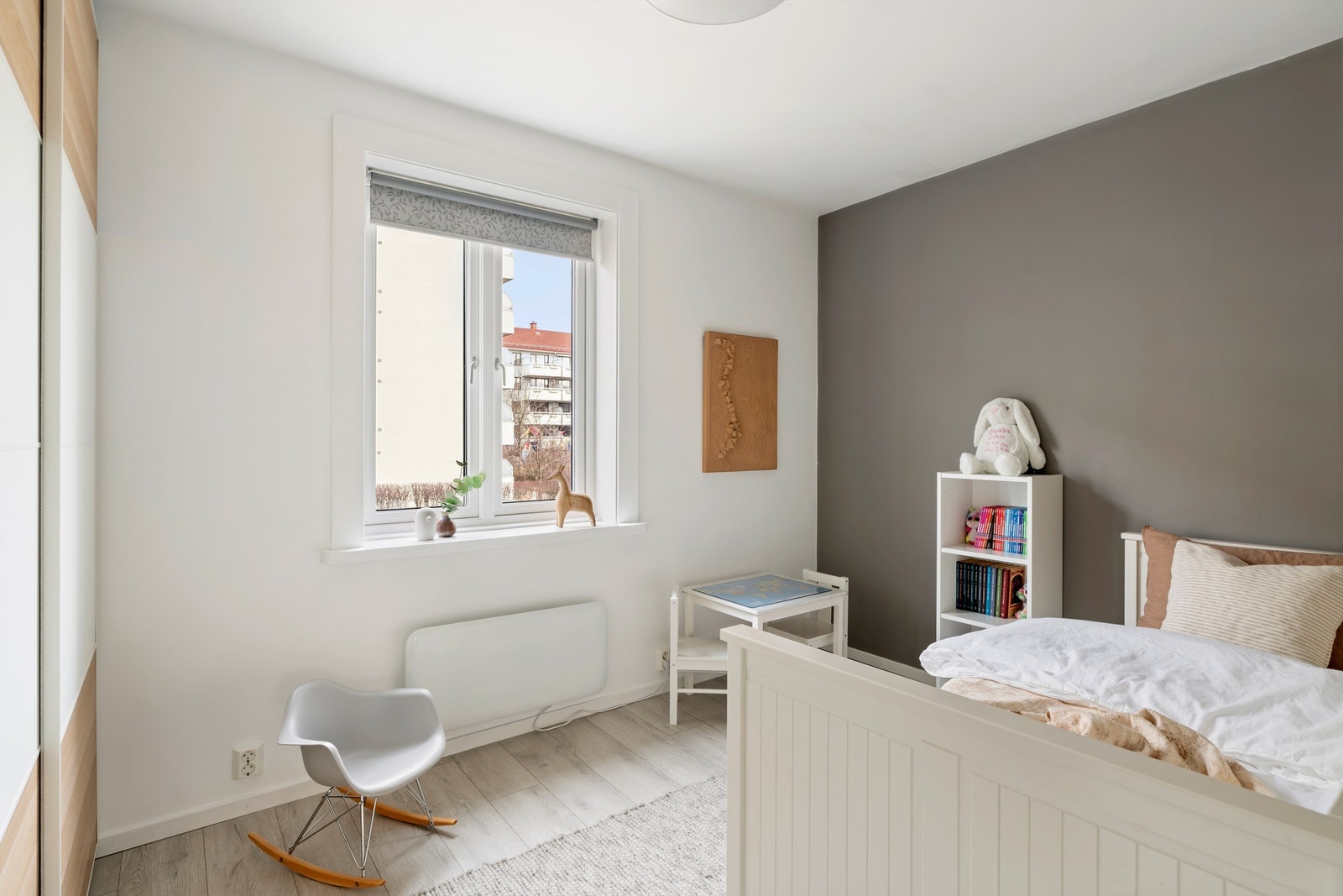 Leilighetens andre soverom har plass for seng, skrivepult og lagringsplass i garderobeskap. Galleribilde