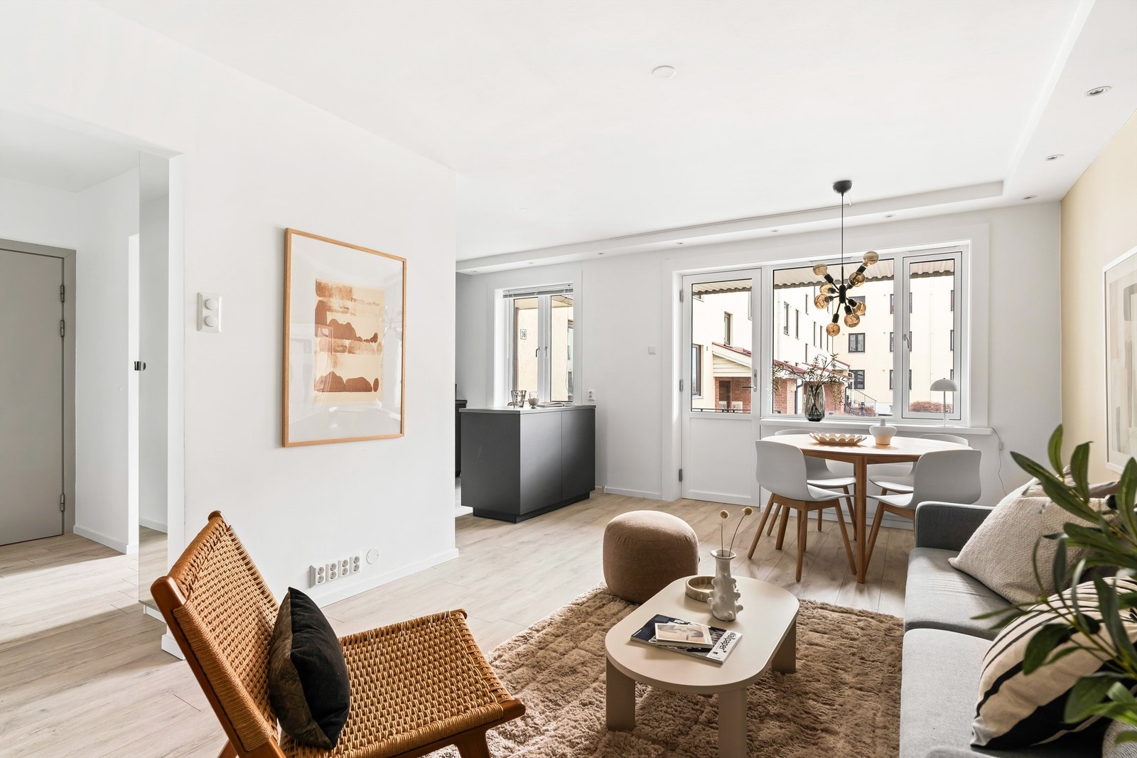 De store vindusflatene sørger for rikelig med lysinnslipp og skaper en herlig atmosfære. Galleribilde