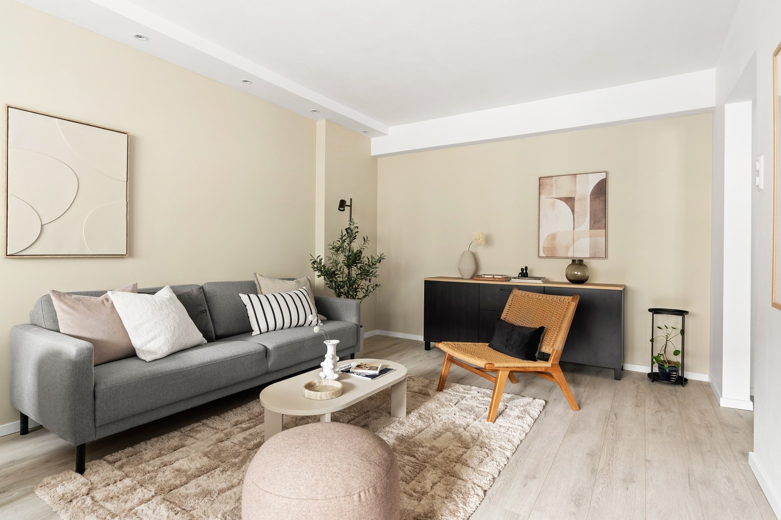 Rommet er lysmalt i behagelige nyanser som harmonerer fint med det lekre 1-stavs laminaten. Galleribilde