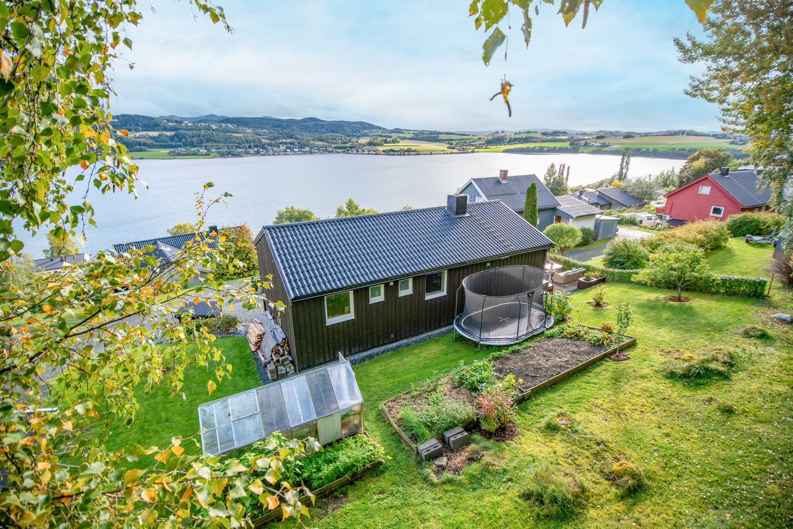 Her har man mulighet til å dyre både grønnsaker i eget drivhus eller i plantekasser. Galleribilde