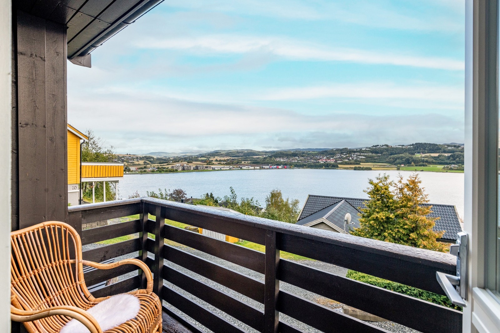 Boligen har en balkong. Her kan man nyte frisk luft og god utsikt. Galleribilde