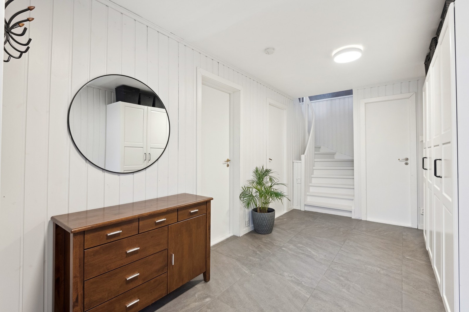 Entré i underetasje. Her har man godt med oppbevaringsplass i garderobe og oppbevaringsmøbel. Galleribilde