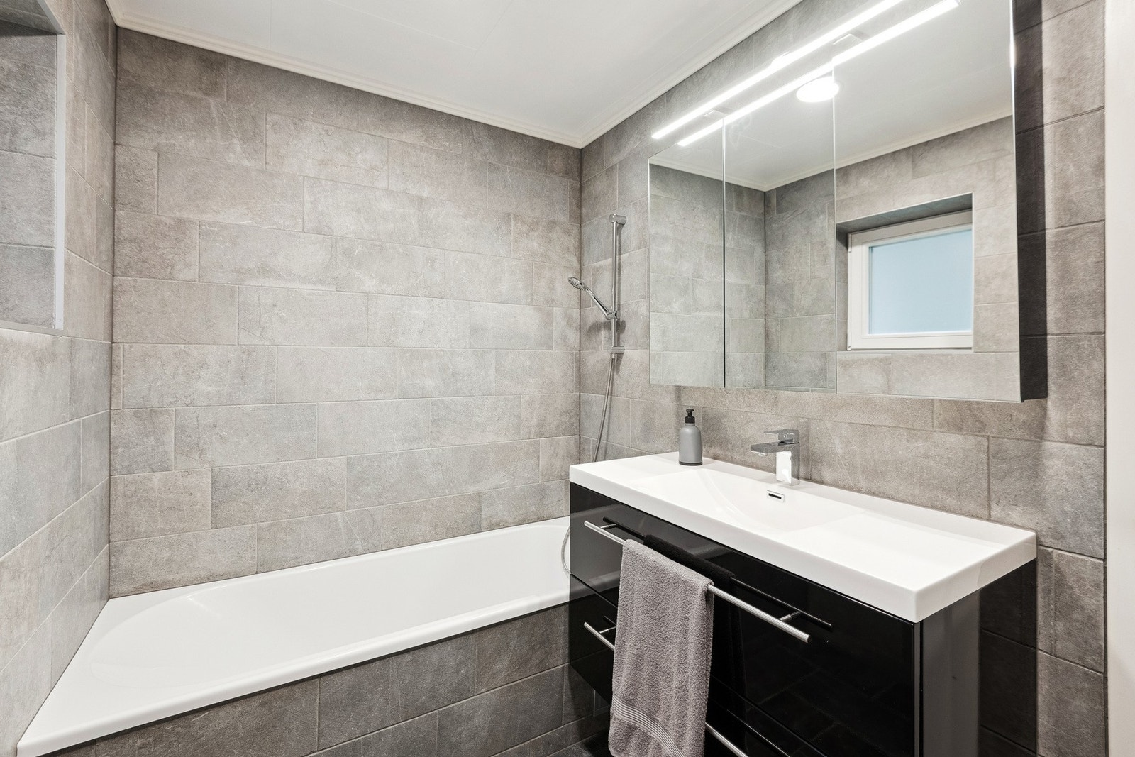 Flislagt bad med badekar. Galleribilde