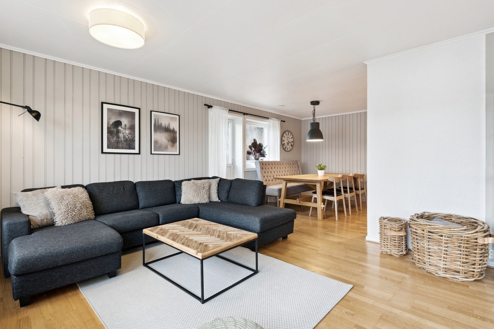 Stuen har god plass til sofagruppe og spisegruppe. Galleribilde