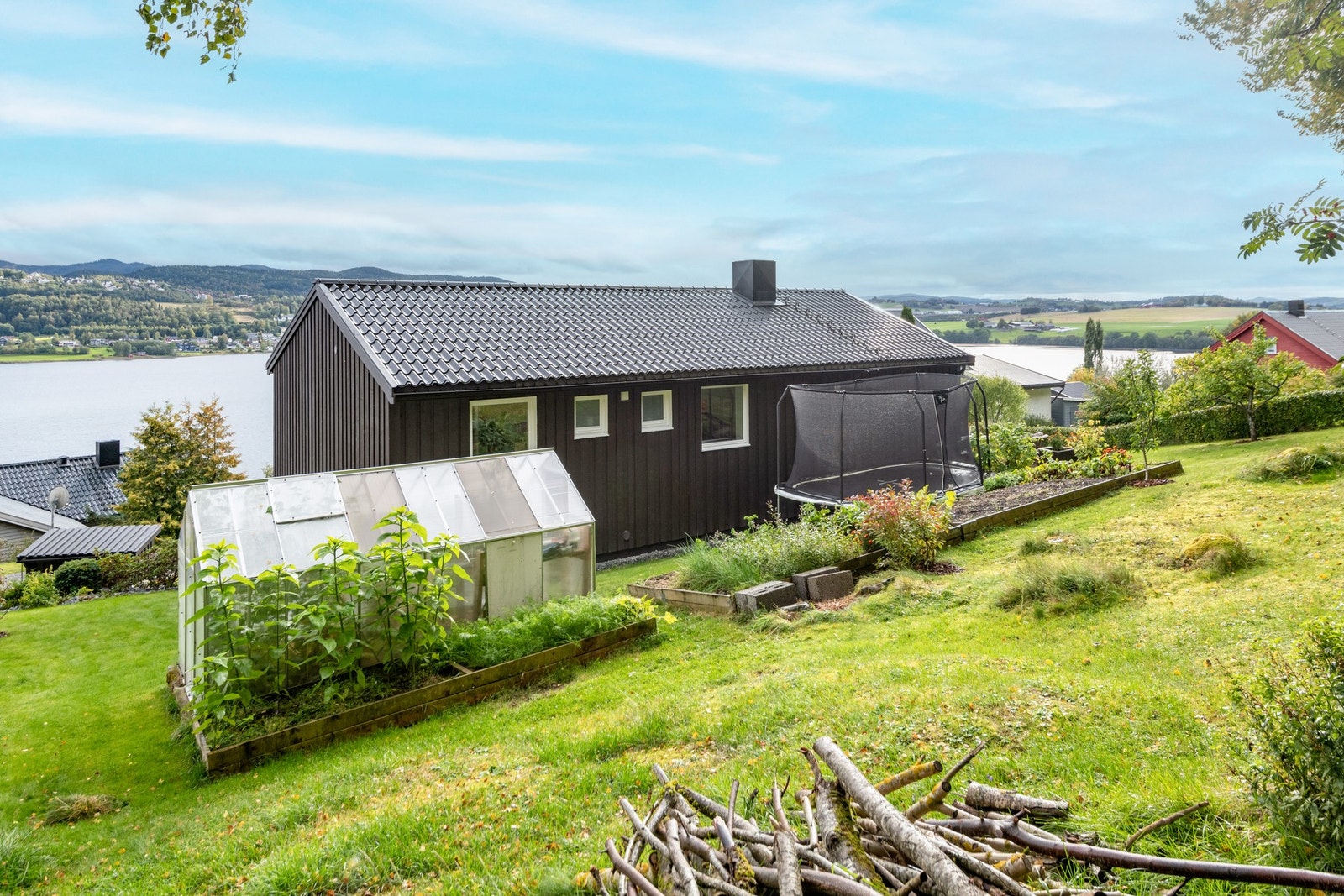 Utsikten fra boligen er enestående. Her har man god utsikt utover Levanger. Galleribilde