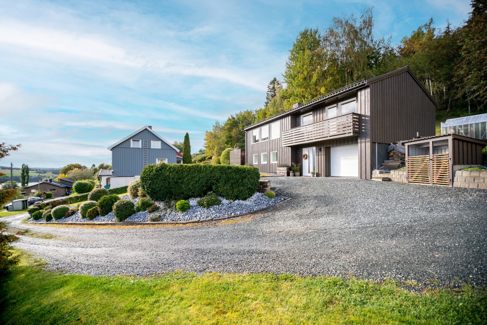 Boligen har god plass til parkering båe på gårdsplass og i garasjen Galleribilde