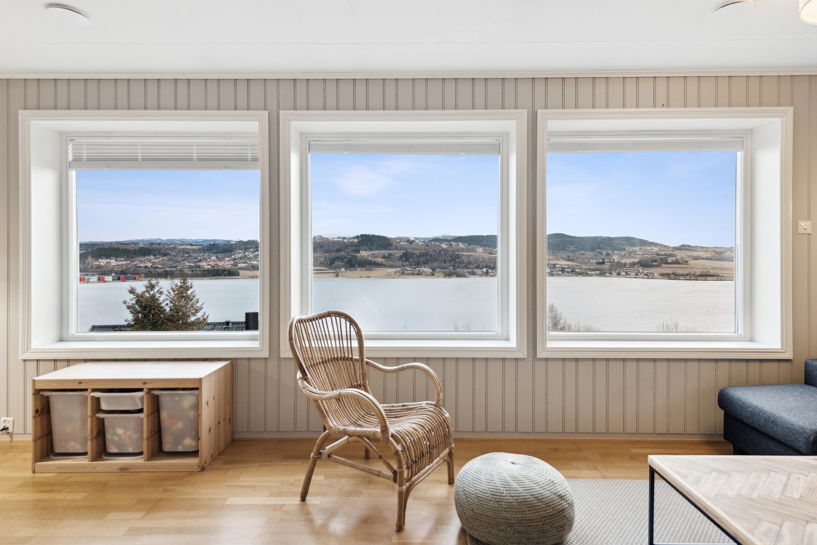 Stuen har store vindusflater som gir godt med naturlig lysinnslipp. Galleribilde