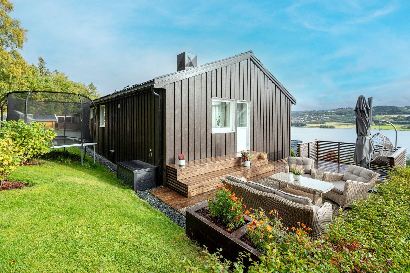 Hagen er pent opparbeidet med flere fine bed og bærbusker. Galleribilde