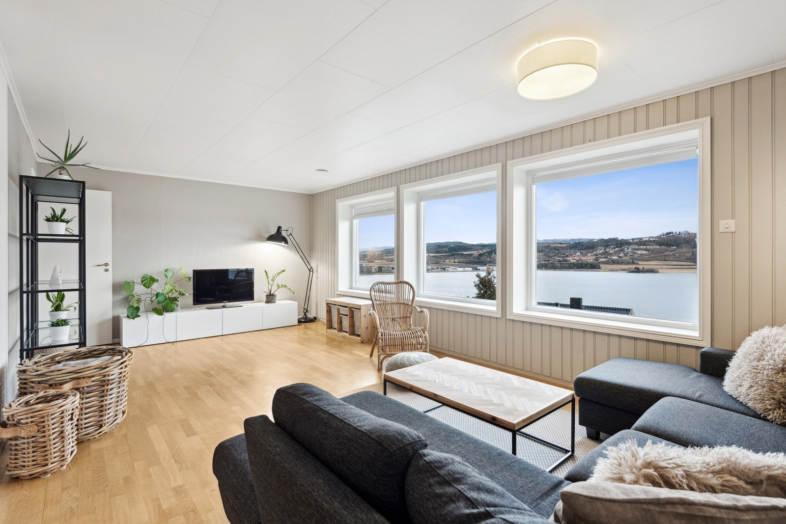 Romslig stue med god plass til ulik type møblering. Galleribilde