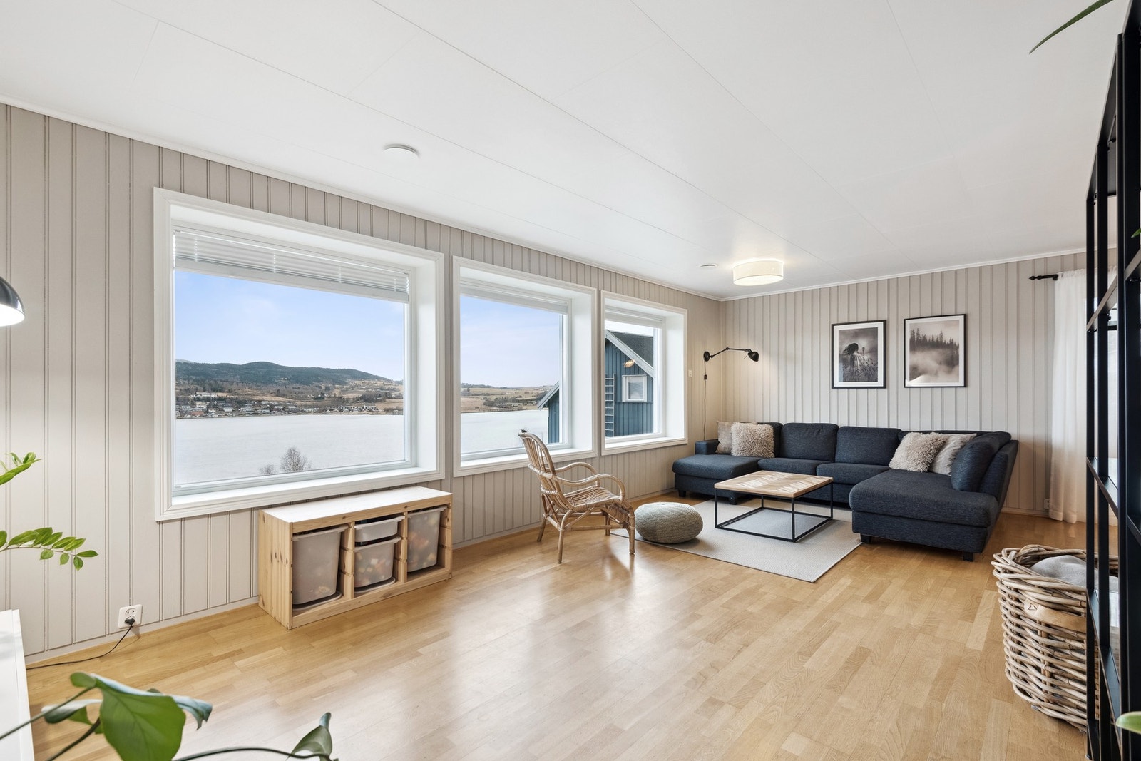 Fra stuen kan man nyte den flotte utsikten fra sofakroken. Galleribilde