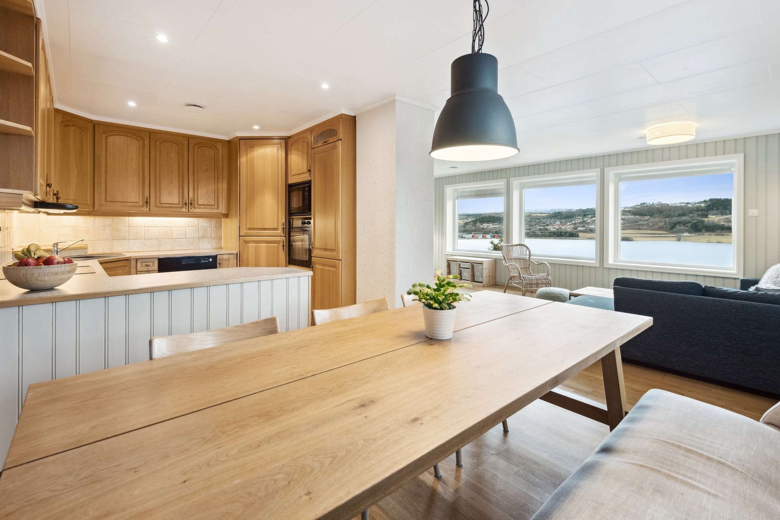 Kjøkkenet har en åpen løsning mot stue som skaper en luftig atmosfære. Galleribilde