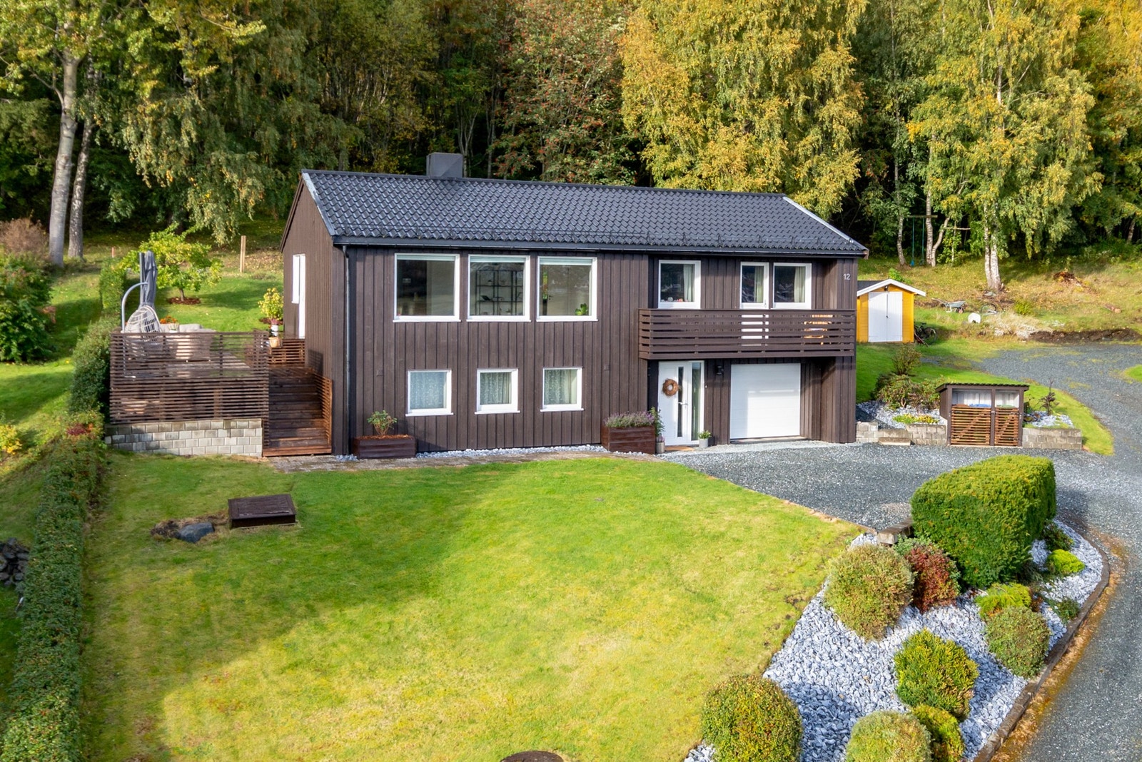 Boligen er over to etasjer og har to stuer og tre soverom. Galleribilde