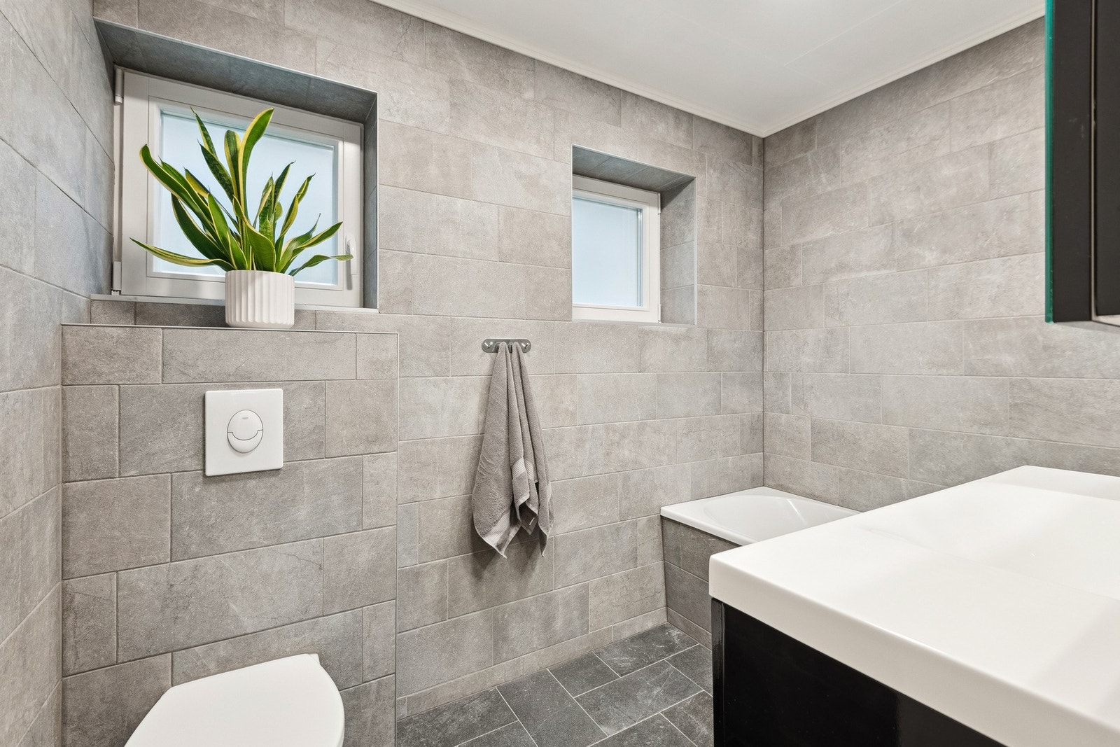 Badet har vegghengt toalett og varme i gulv. Galleribilde